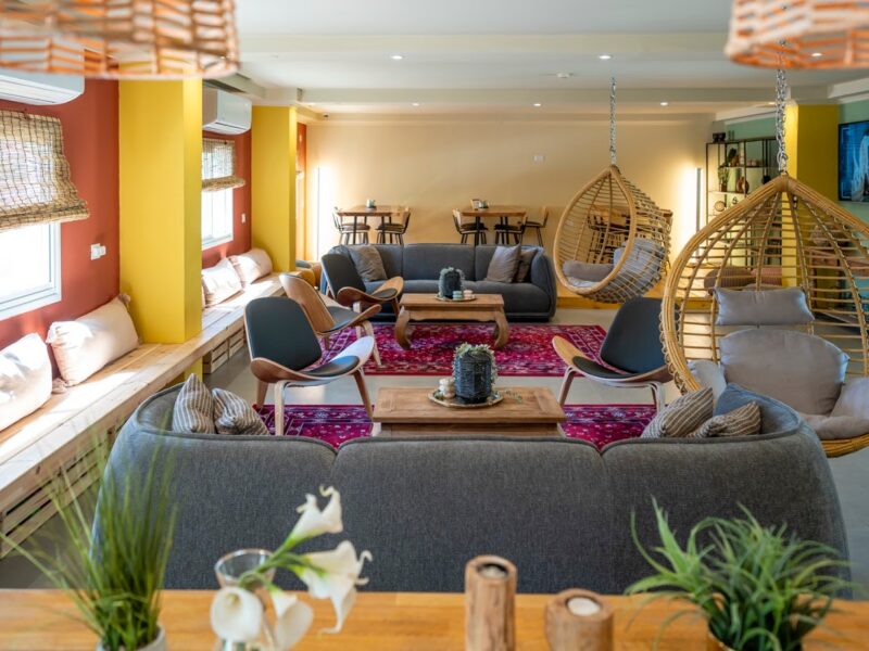 פינות ישיבה וזולות בתוך מבנה