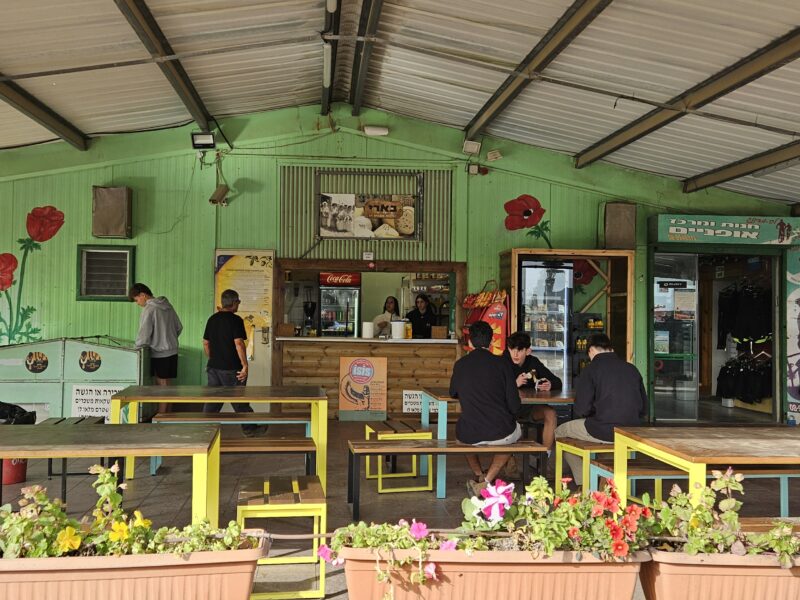 אזור מקורה עם פינות ישיבה ליד מזנון