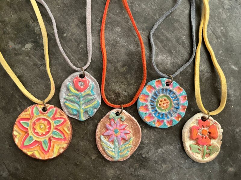 תליונים מקרמיקה