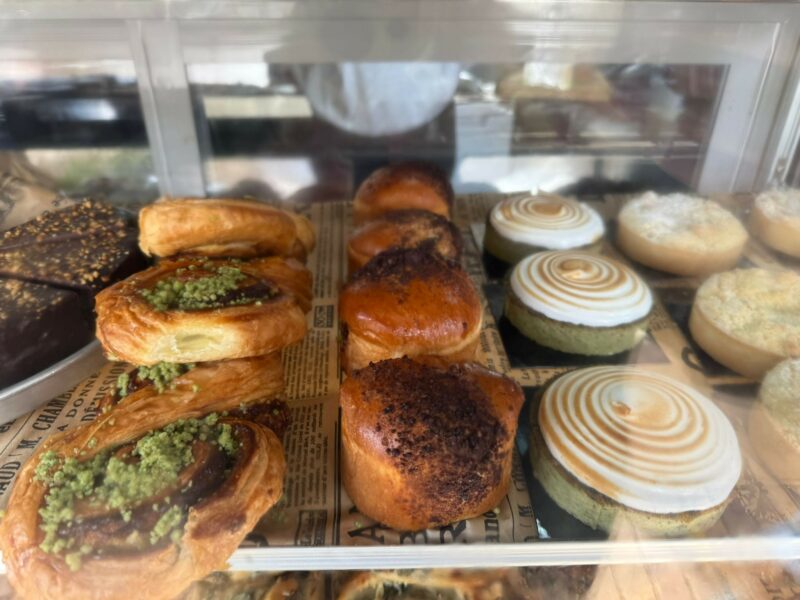 מבחר מאפים מתוקים בתוך ויטרינה