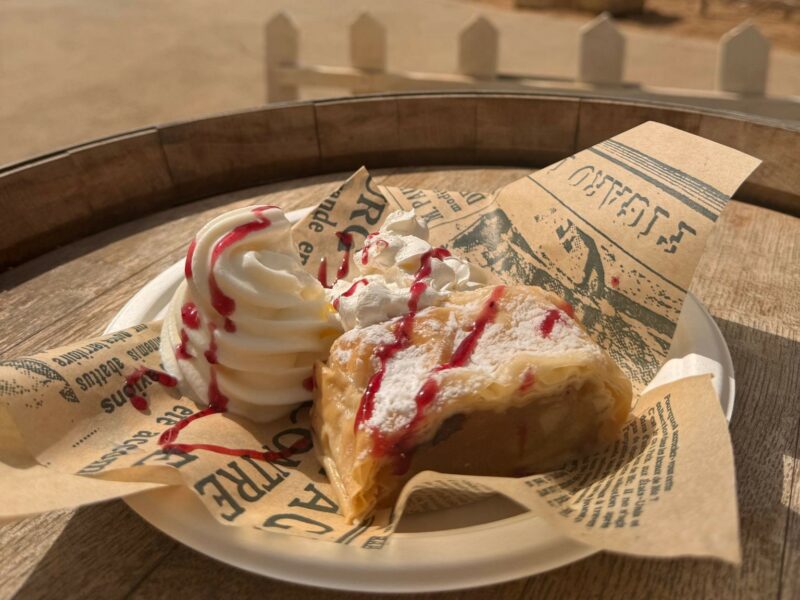 עוגה עם קצפת מונחת במגש