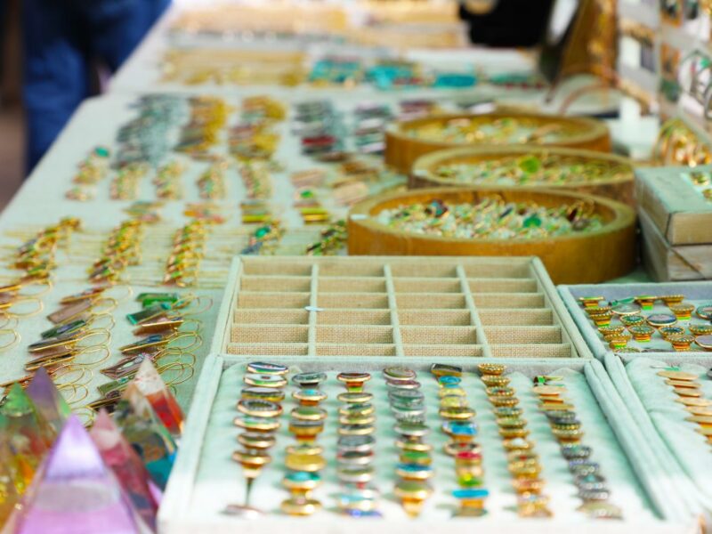 טבעות ותכשיטים קטנים בתצוגה