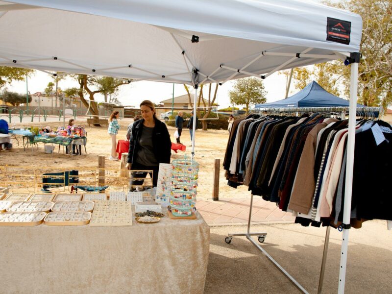 דוכן תכשיטים ובגדים בשוק