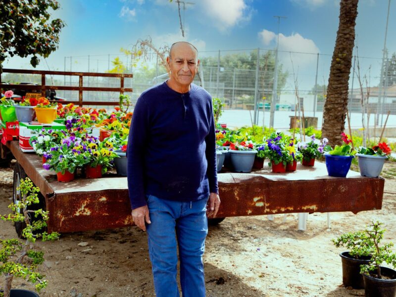 מוכר צמחים ודוכני פרחים בשוק