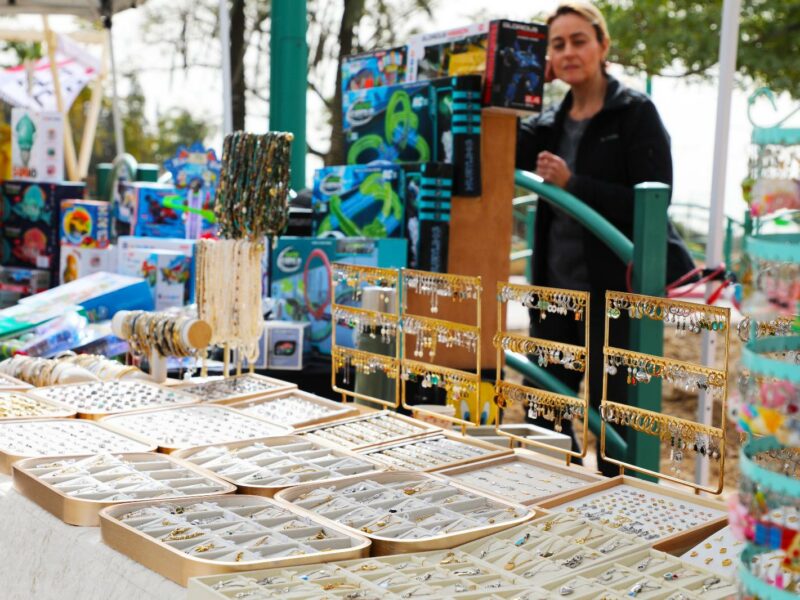 דוכן תכשיטים צבעוניים בעבודת יד