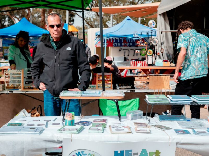 מוכר בדוכן יצירה בשוק