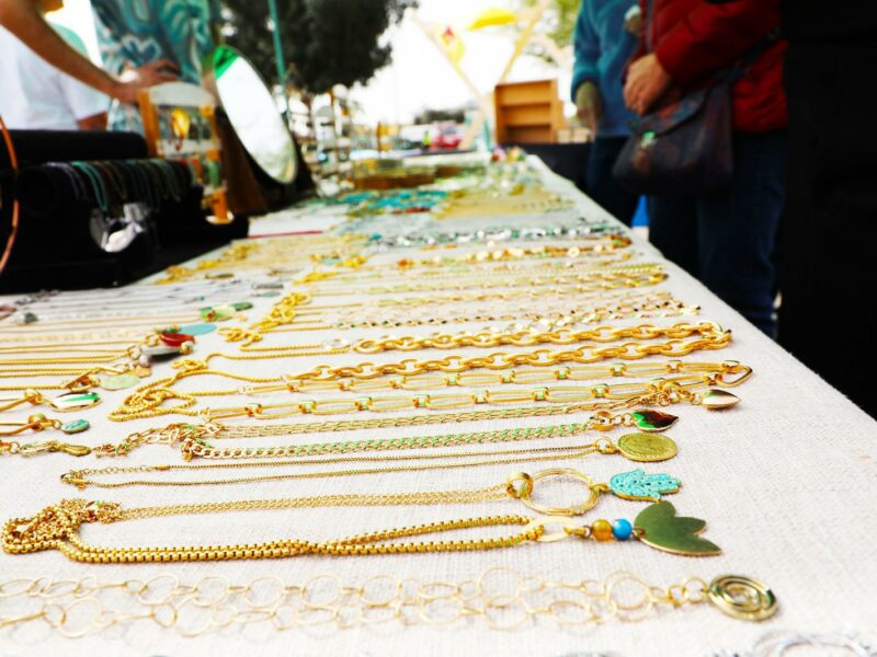 שרשראות ותליונים מסודרים על שולחן