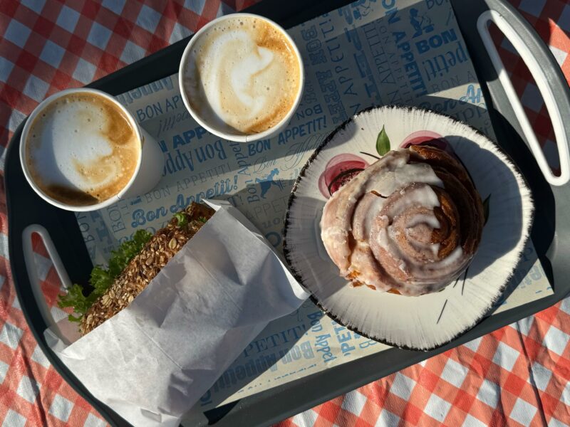 מגש עם קרואסון סנדוויץ ושתי כוסות קפה