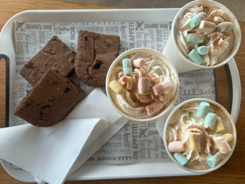 שוקו חם ובראוניז ליד