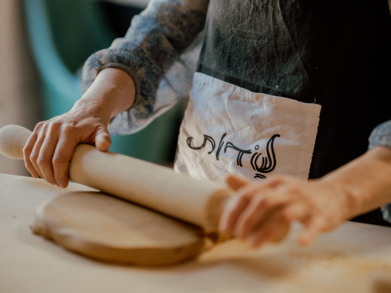 סטודיו שדות-סדנאות חימר ופרחים.