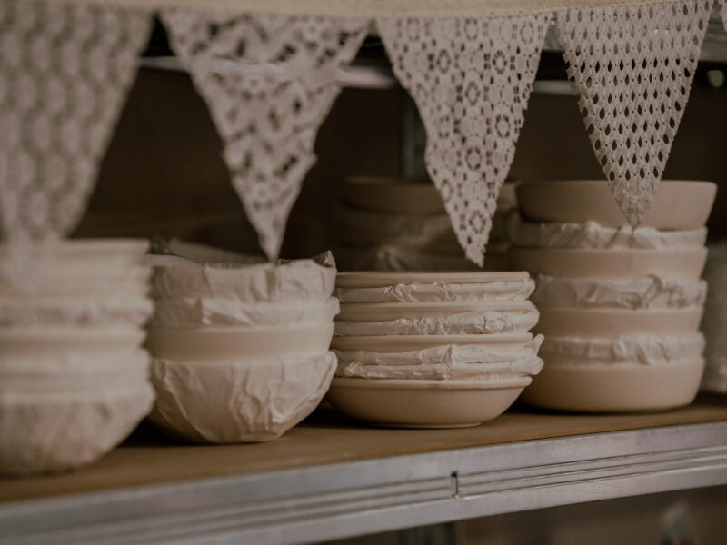 קערות וצלחות מחימר בערימה על מדף