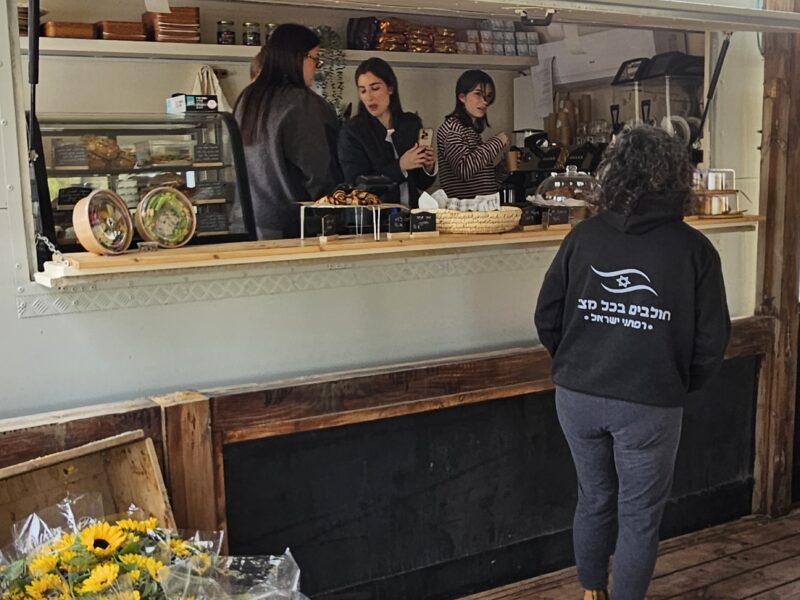 אנשים נותנים שירות בדלפק של עגלת קפה