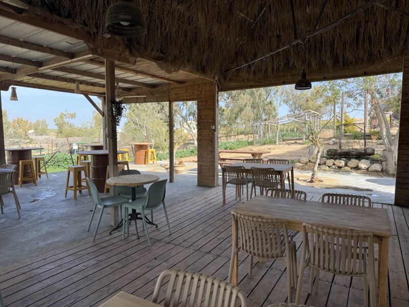 אזור מקורה ורחב עם שולחנות ישיבה