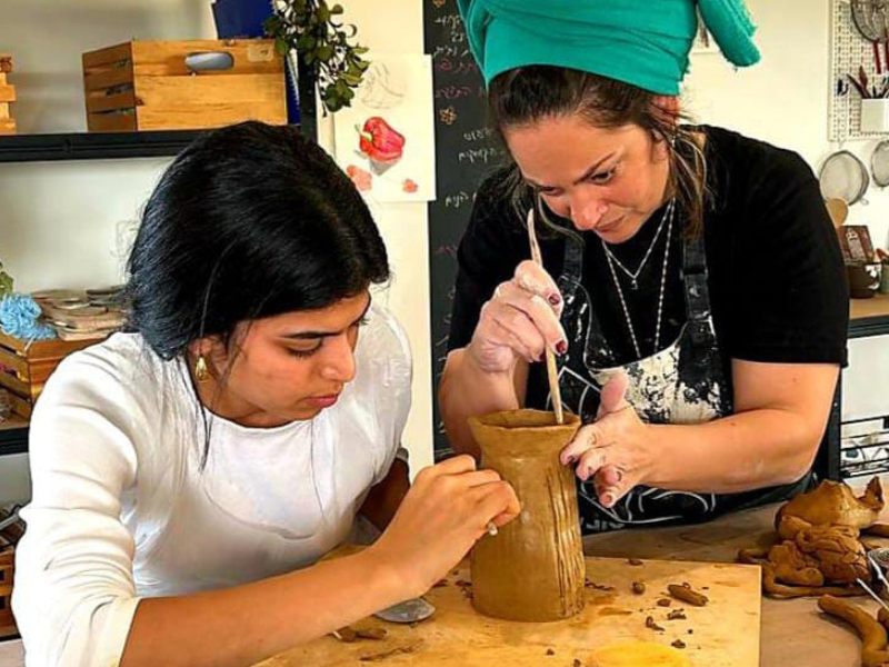 אישה ונעשה מכינות כד מחימר