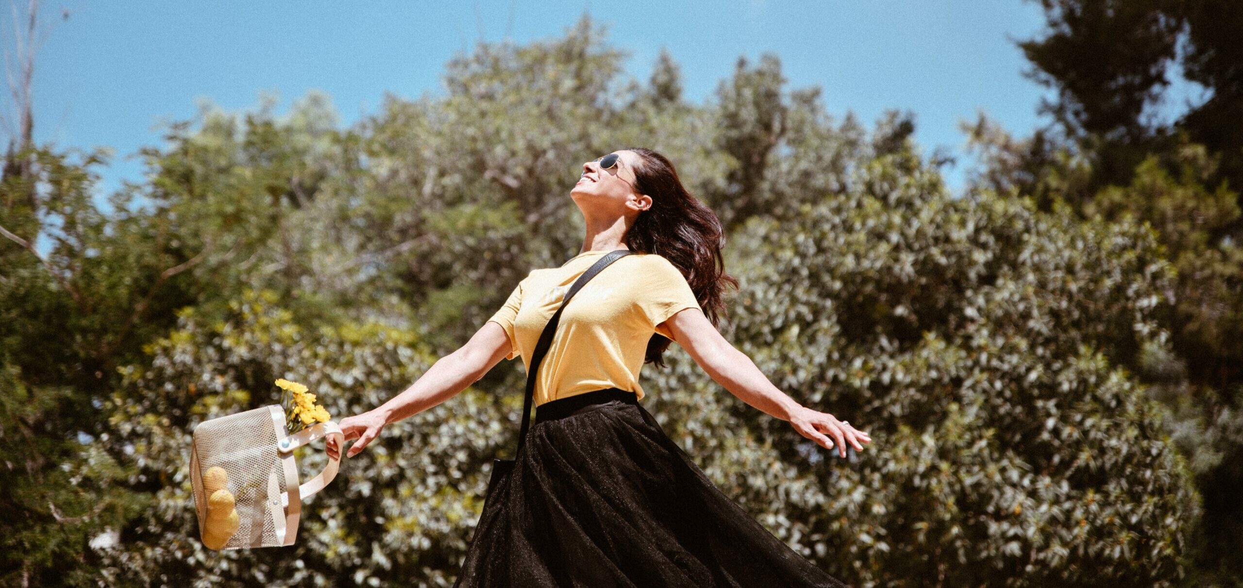 אישה מדלגת בטבע