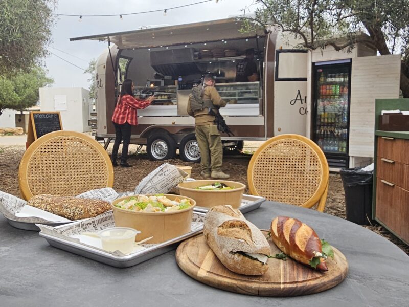 ארוחת בוקר על שולחן