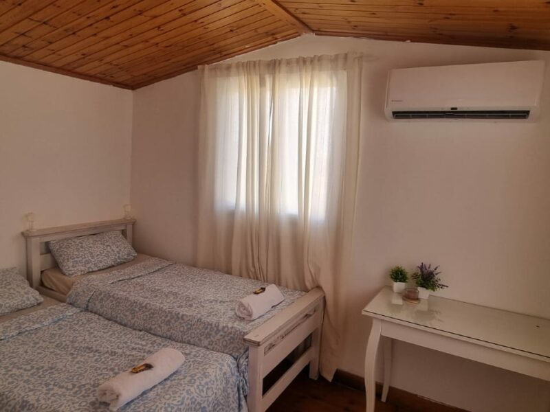 חדר שינה עם שתי מיטות נפרדות