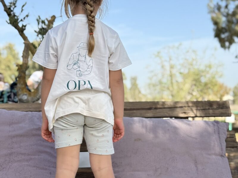 ילדה עומדת עם הגב