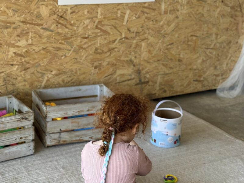 ילדה משחקת בפינת משחקים