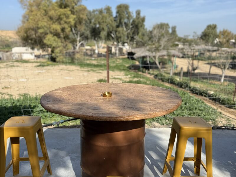 שולחן עגול עם כיסאות בר