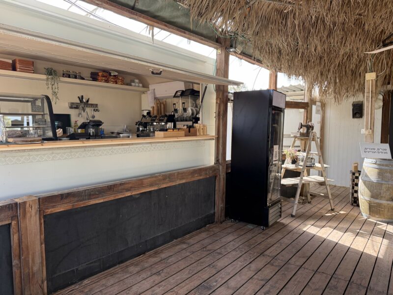 עגלת קפה עם רצפת דק