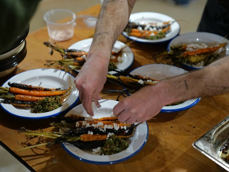 ידיים מעצבות ירקות ועלים בצלחת