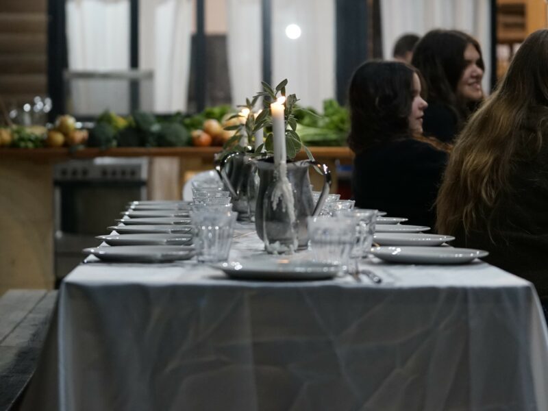 שולחן ארוך וערוך לאירוע