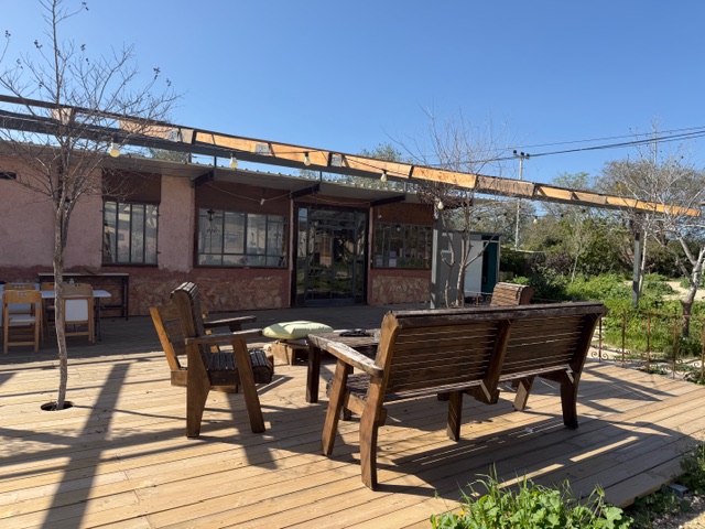 פינת ישיבה חיצונית מעץ על דק עת