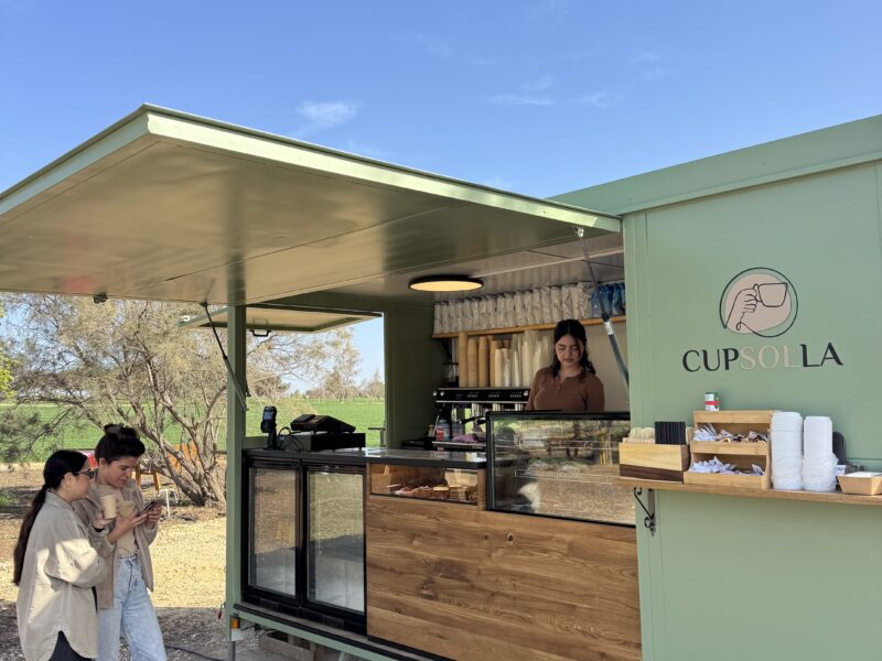 אנשים מזמינים אוכל בעגלת קפה