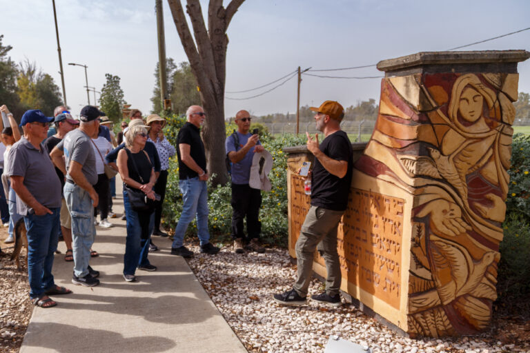 מדריך מעביר הדרכה לקבוצה