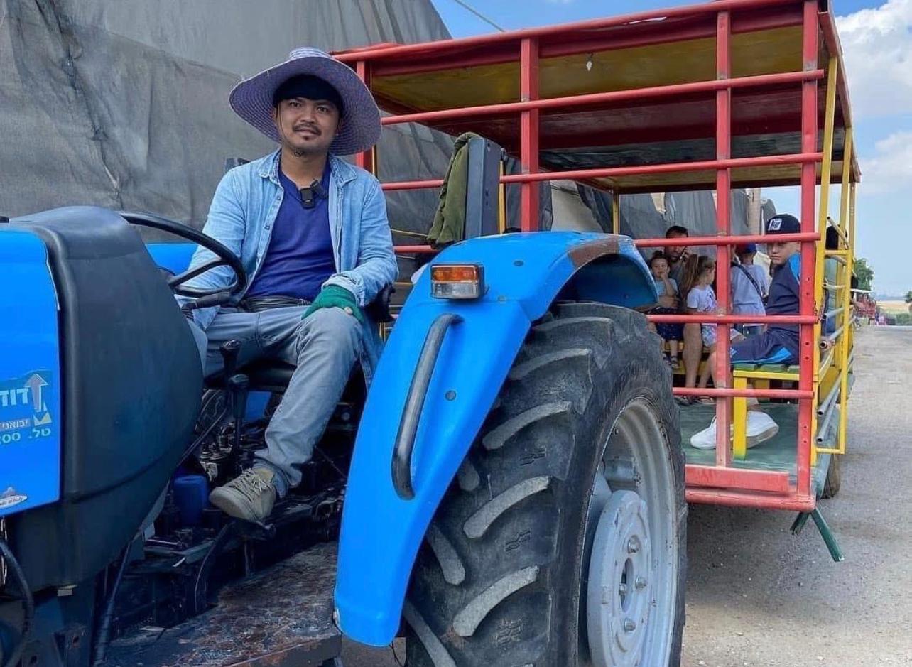 קטיף תותים וחיי המשק – חוויה חקלאית במשק 77