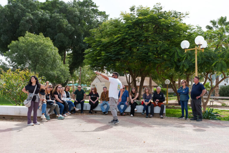 מדריך מעביר הדרכה לקבוצה