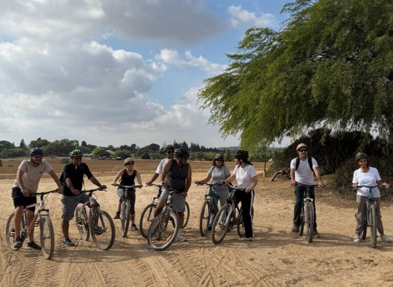 קבוצת רוכבי אופניים בשדה