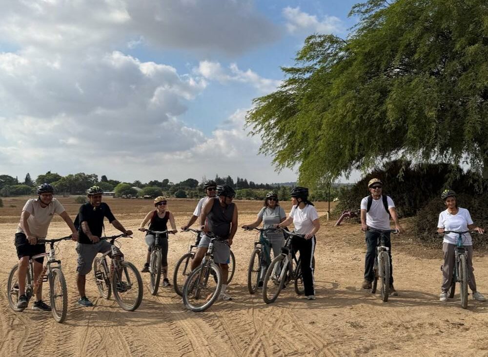 קבוצת רוכבי אופניים בשדה