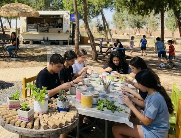 אנשים יושבים ליד שולחן בחוץ